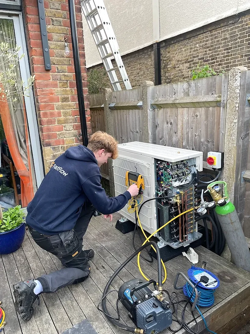A FastFlow Plumbing engineer carrying out an installation on a job in Leicester